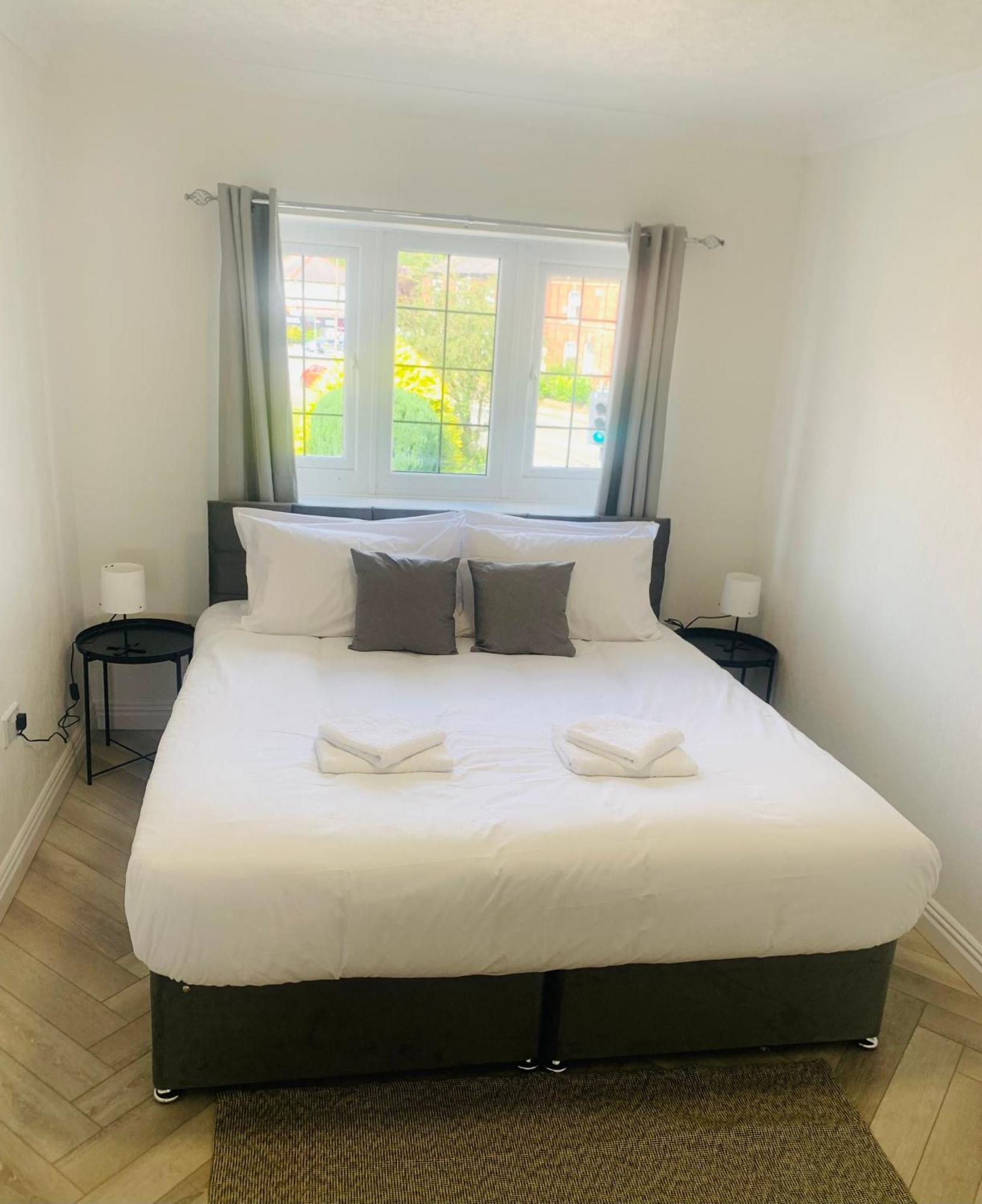 Newly Renovated, Modern 3 Bed Apartment Walmersley Exterior photo